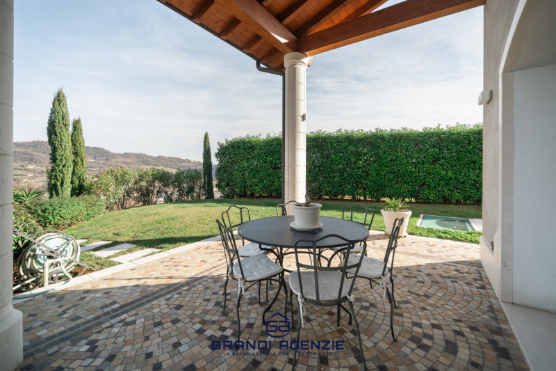 Proponiamo in vendita una villa singola esclusiva, costruita nel 2007 con criteri antisismici, im...