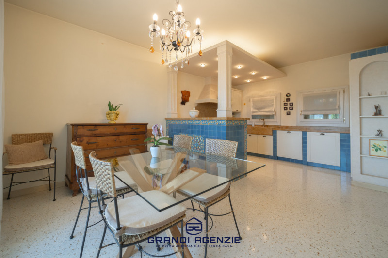 Proponiamo in vendita una villa singola esclusiva, costruita nel 2007 con criteri antisismici, im...