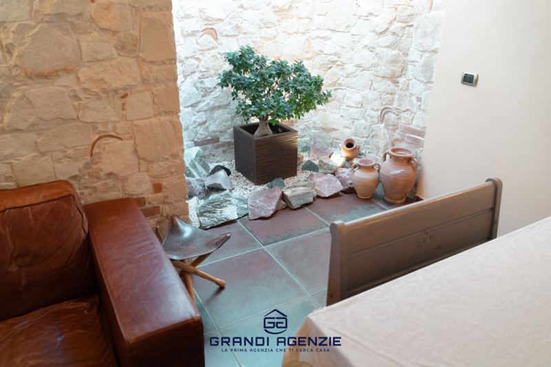 Proponiamo in vendita una villa singola esclusiva, costruita nel 2007 con criteri antisismici, im...