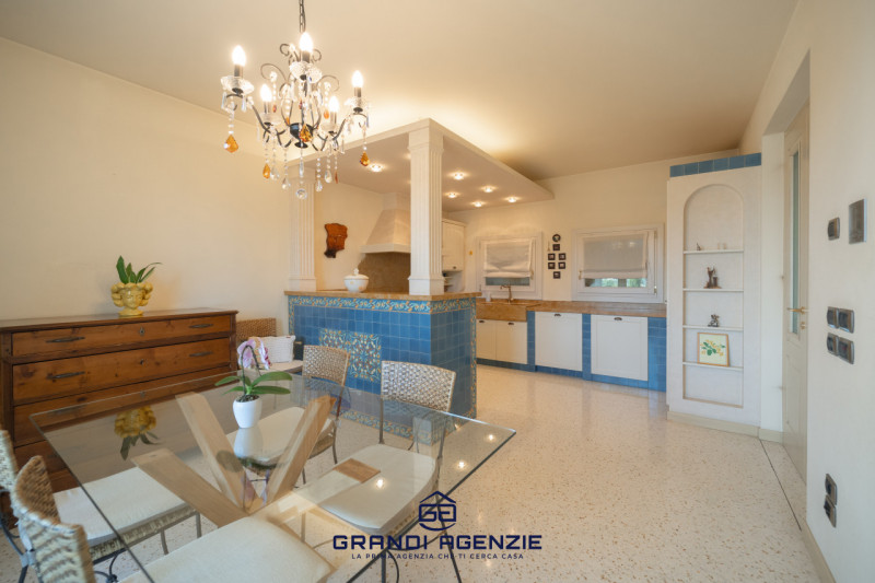 Proponiamo in vendita una villa singola esclusiva, costruita nel 2007 con criteri antisismici, im...