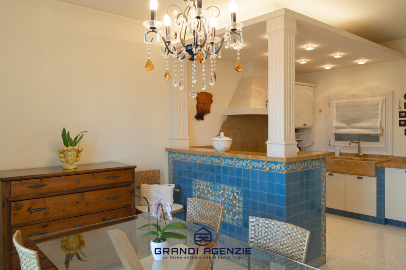 Proponiamo in vendita una villa singola esclusiva, costruita nel 2007 con criteri antisismici, im...