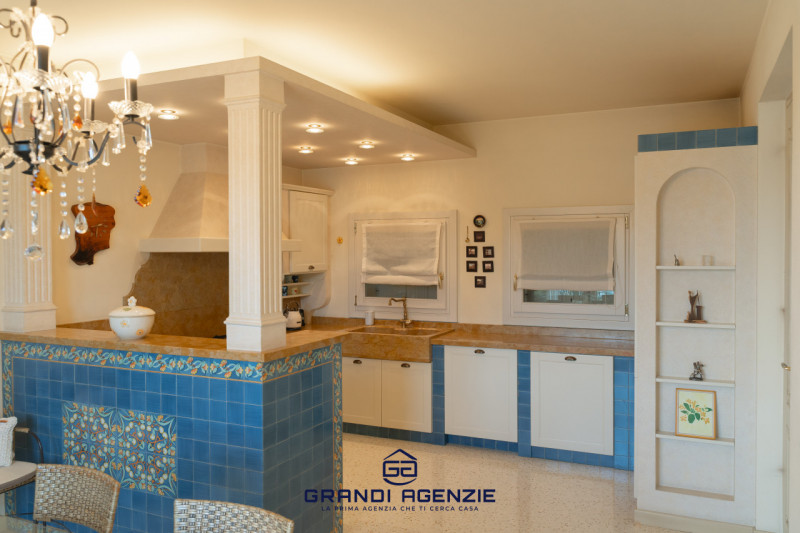 Proponiamo in vendita una villa singola esclusiva, costruita nel 2007 con criteri antisismici, im...