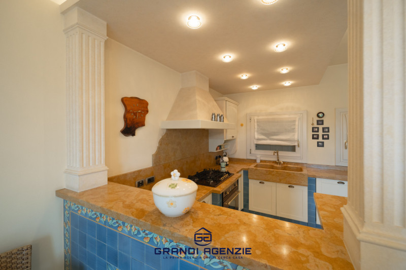 Proponiamo in vendita una villa singola esclusiva, costruita nel 2007 con criteri antisismici, im...