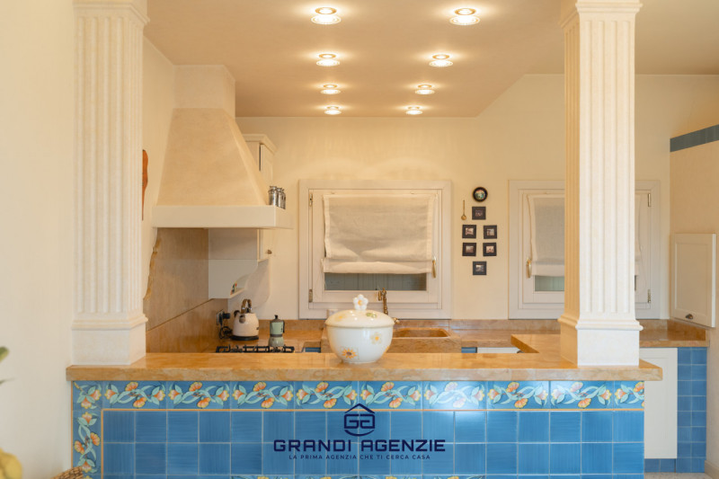 Proponiamo in vendita una villa singola esclusiva, costruita nel 2007 con criteri antisismici, im...