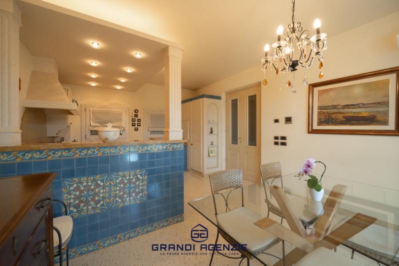 Proponiamo in vendita una villa singola esclusiva, costruita nel 2007 con criteri antisismici, im...