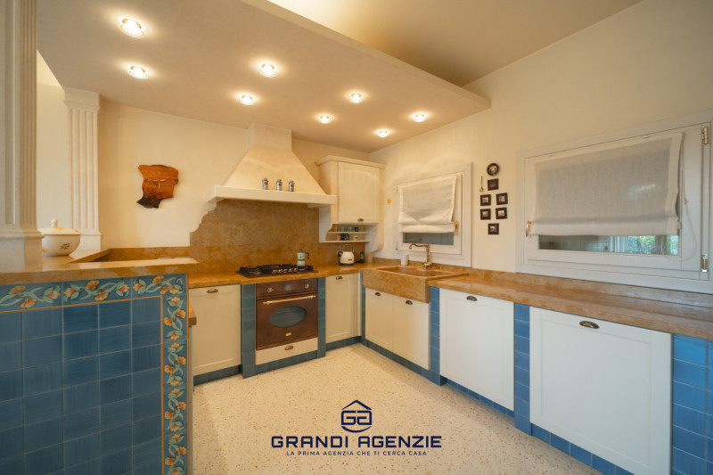 Proponiamo in vendita una villa singola esclusiva, costruita nel 2007 con criteri antisismici, im...