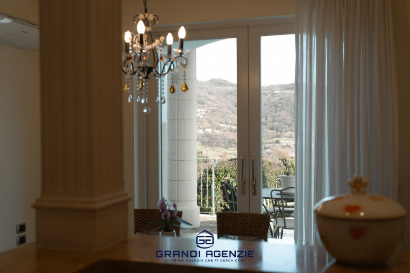 Proponiamo in vendita una villa singola esclusiva, costruita nel 2007 con criteri antisismici, im...