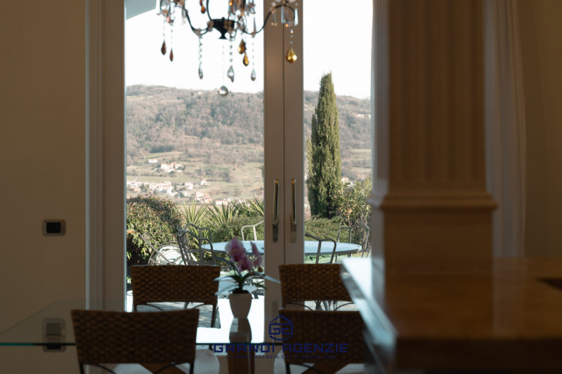 Proponiamo in vendita una villa singola esclusiva, costruita nel 2007 con criteri antisismici, im...