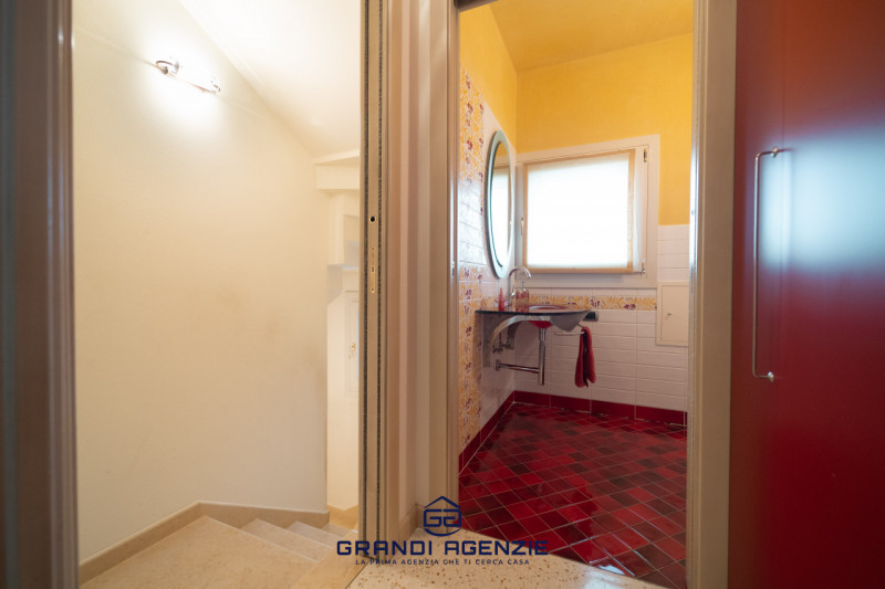 Proponiamo in vendita una villa singola esclusiva, costruita nel 2007 con criteri antisismici, im...