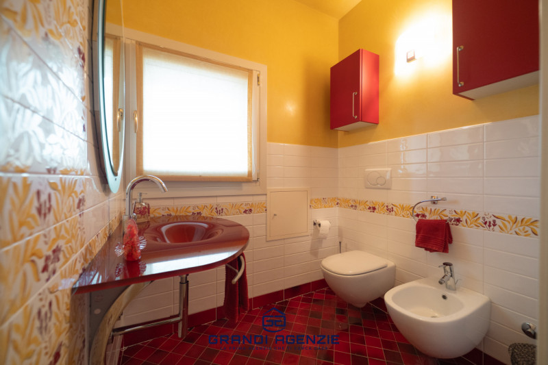 Proponiamo in vendita una villa singola esclusiva, costruita nel 2007 con criteri antisismici, im...