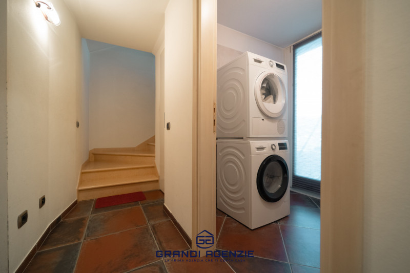 Proponiamo in vendita una villa singola esclusiva, costruita nel 2007 con criteri antisismici, im...