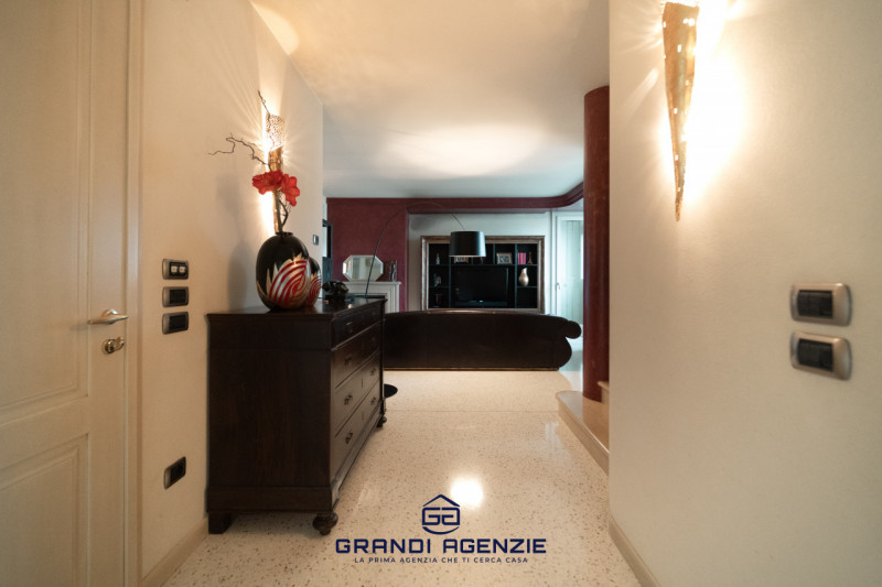 Proponiamo in vendita una villa singola esclusiva, costruita nel 2007 con criteri antisismici, im...