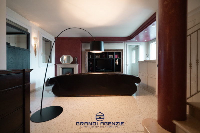 Proponiamo in vendita una villa singola esclusiva, costruita nel 2007 con criteri antisismici, im...