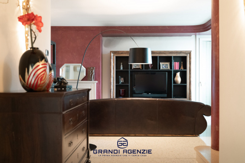 Proponiamo in vendita una villa singola esclusiva, costruita nel 2007 con criteri antisismici, im...