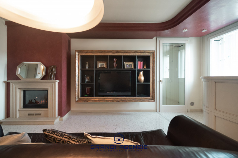 Proponiamo in vendita una villa singola esclusiva, costruita nel 2007 con criteri antisismici, im...