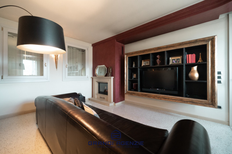 Proponiamo in vendita una villa singola esclusiva, costruita nel 2007 con criteri antisismici, im...