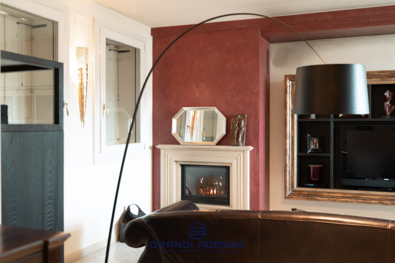 Proponiamo in vendita una villa singola esclusiva, costruita nel 2007 con criteri antisismici, im...