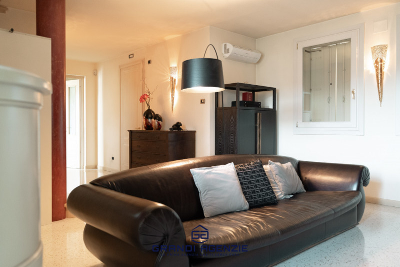 Proponiamo in vendita una villa singola esclusiva, costruita nel 2007 con criteri antisismici, im...