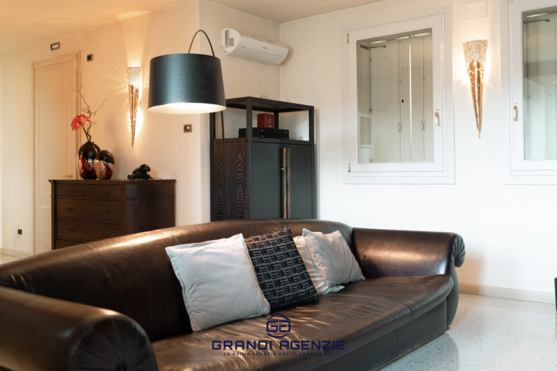 Proponiamo in vendita una villa singola esclusiva, costruita nel 2007 con criteri antisismici, im...