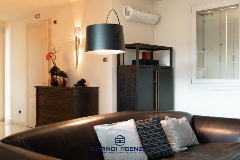 Proponiamo in vendita una villa singola esclusiva, costruita nel 2007 con criteri antisismici, im...