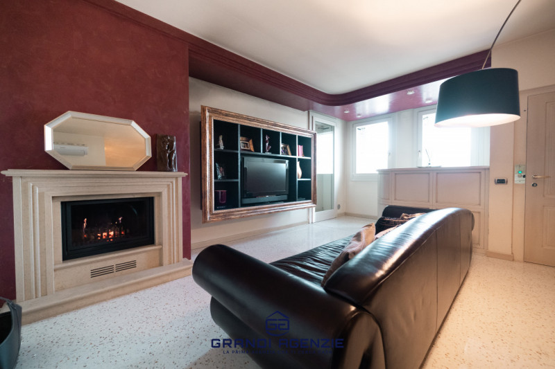 Proponiamo in vendita una villa singola esclusiva, costruita nel 2007 con criteri antisismici, im...