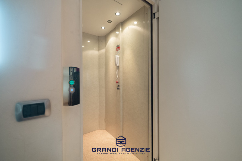 Proponiamo in vendita una villa singola esclusiva, costruita nel 2007 con criteri antisismici, im...