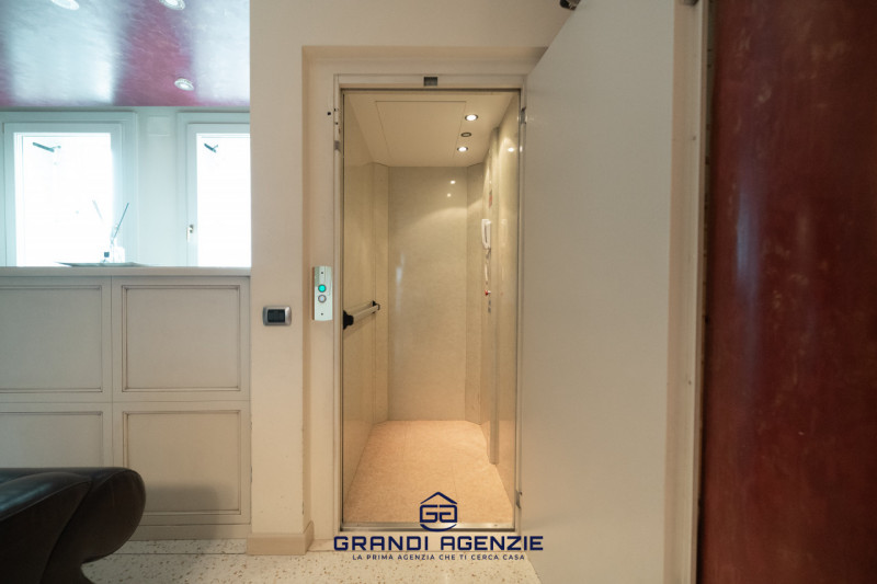 Proponiamo in vendita una villa singola esclusiva, costruita nel 2007 con criteri antisismici, im...