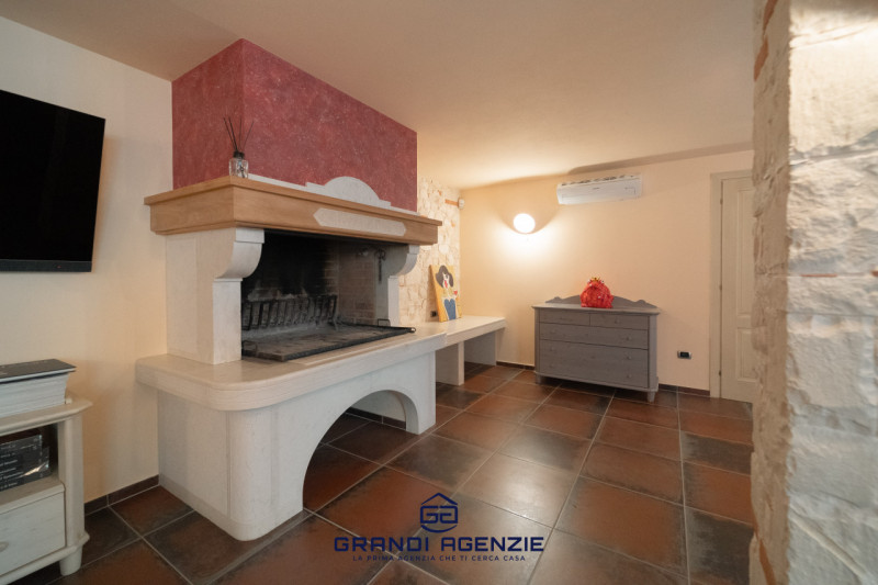 Proponiamo in vendita una villa singola esclusiva, costruita nel 2007 con criteri antisismici, im...