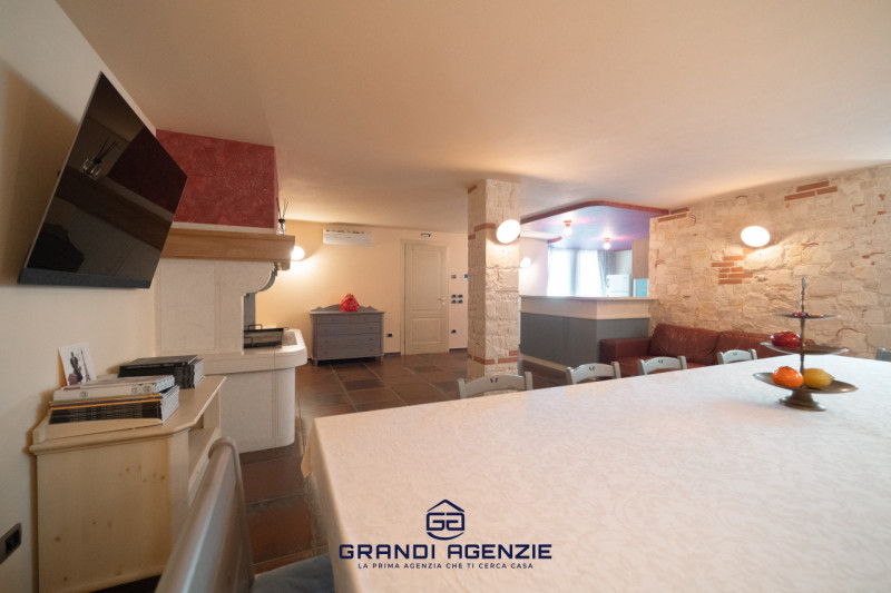 Proponiamo in vendita una villa singola esclusiva, costruita nel 2007 con criteri antisismici, im...