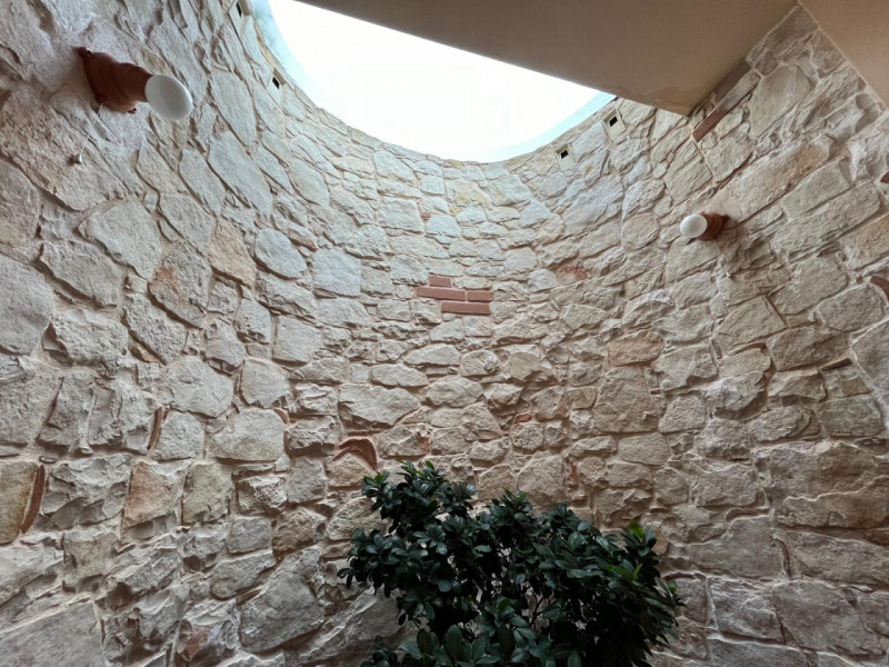 Proponiamo in vendita una villa singola esclusiva, costruita nel 2007 con criteri antisismici, im...