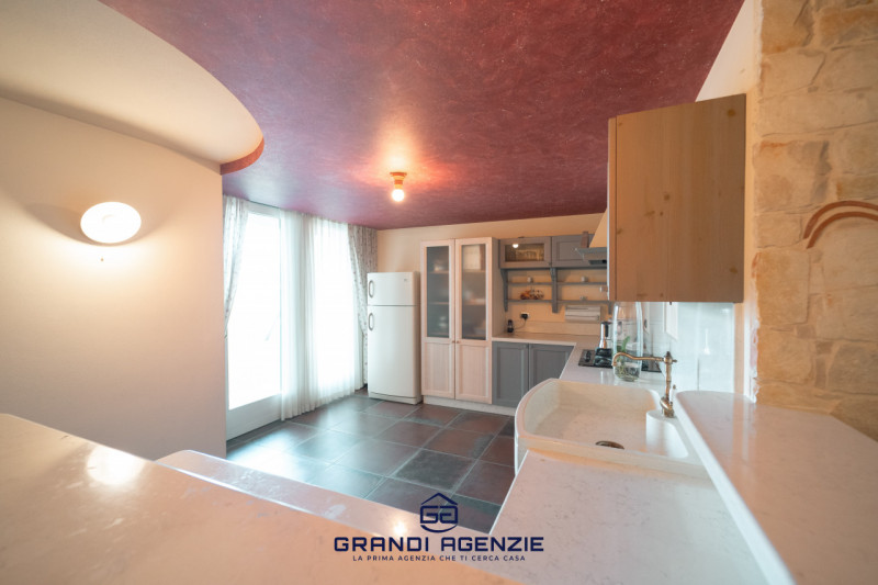 Proponiamo in vendita una villa singola esclusiva, costruita nel 2007 con criteri antisismici, im...