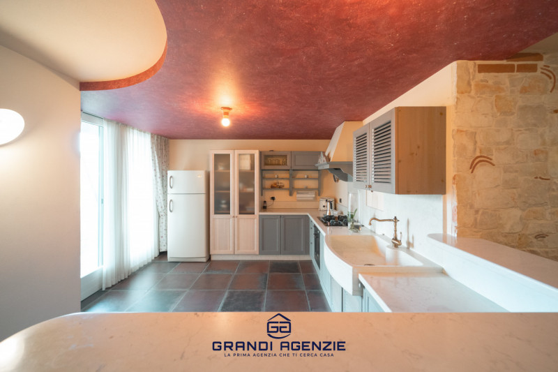 Proponiamo in vendita una villa singola esclusiva, costruita nel 2007 con criteri antisismici, im...