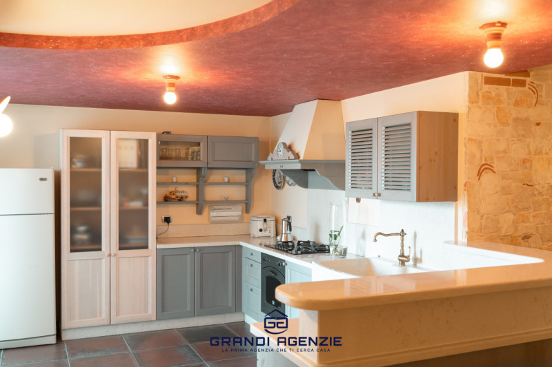 Proponiamo in vendita una villa singola esclusiva, costruita nel 2007 con criteri antisismici, im...