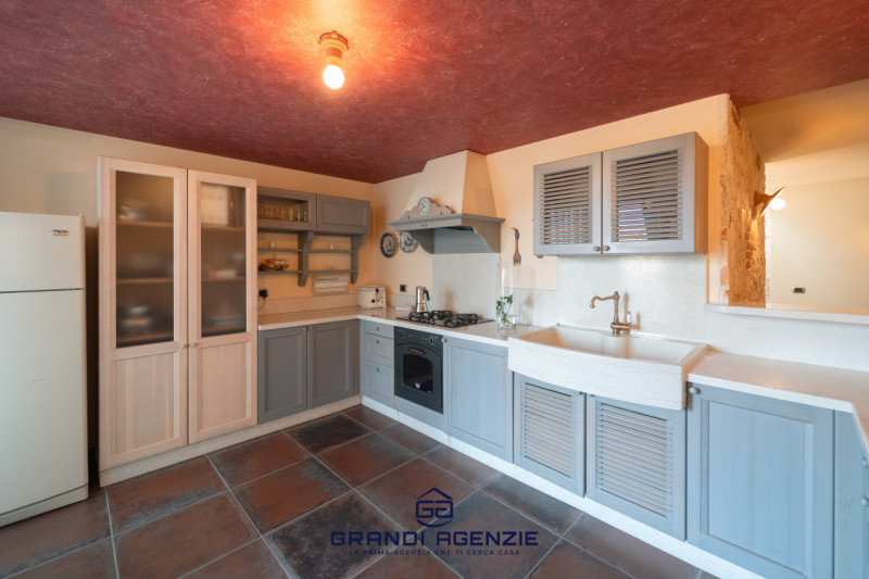 Proponiamo in vendita una villa singola esclusiva, costruita nel 2007 con criteri antisismici, im...