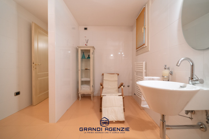 Proponiamo in vendita una villa singola esclusiva, costruita nel 2007 con criteri antisismici, im...