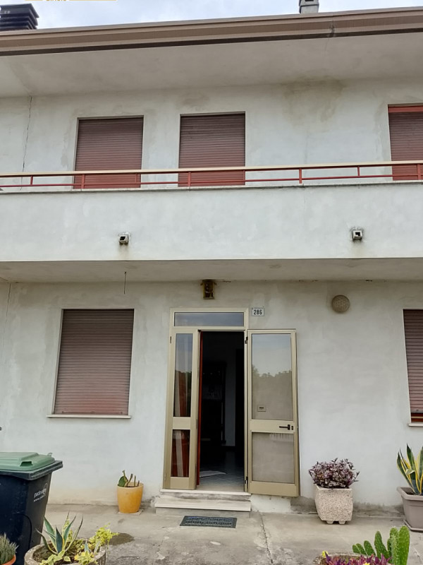 Nel centro di Piacenza d’Adige, proponiamo in vendita una spaziosa bifamiliare recentemente ristr...