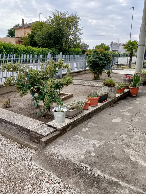 Nel centro di Piacenza d’Adige, proponiamo in vendita una spaziosa bifamiliare recentemente ristr...