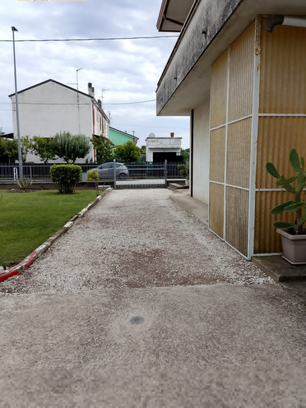 Nel centro di Piacenza d’Adige, proponiamo in vendita una spaziosa bifamiliare recentemente ristr...