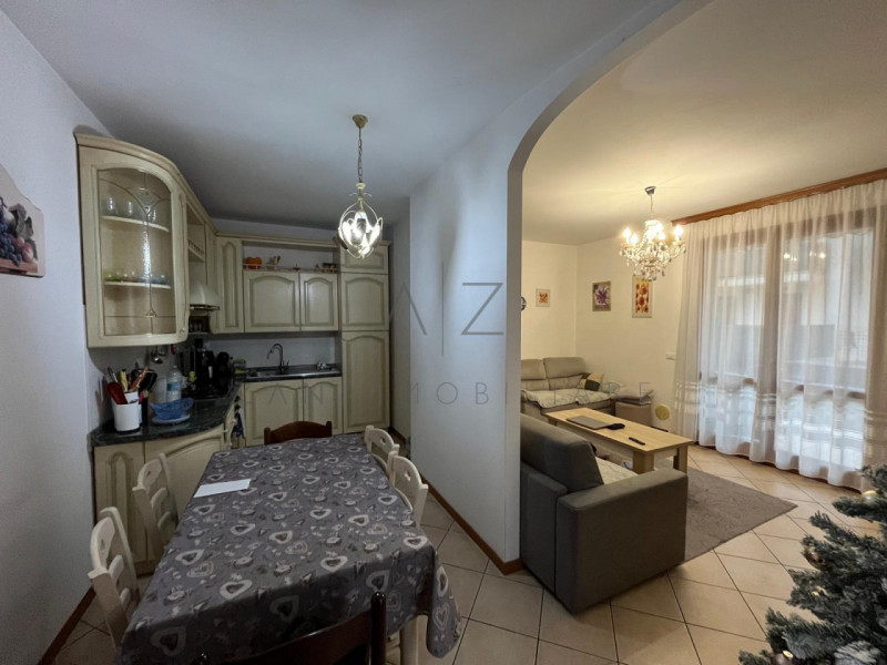 Proponiamo in vendita un raffinato appartamento trilocale di circa 90 mq situato nel comune di Ve...