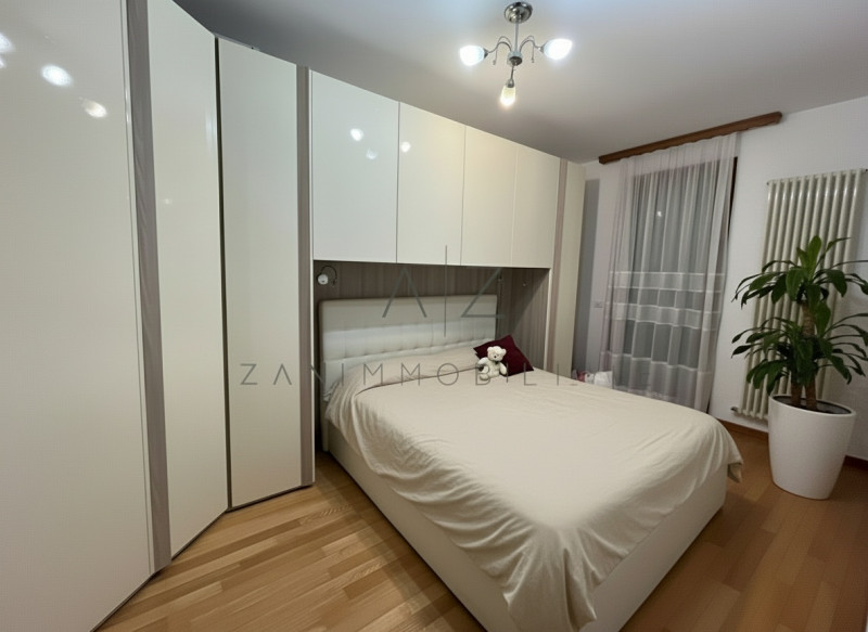 Proponiamo in vendita un raffinato appartamento trilocale di circa 90 mq situato nel comune di Ve...