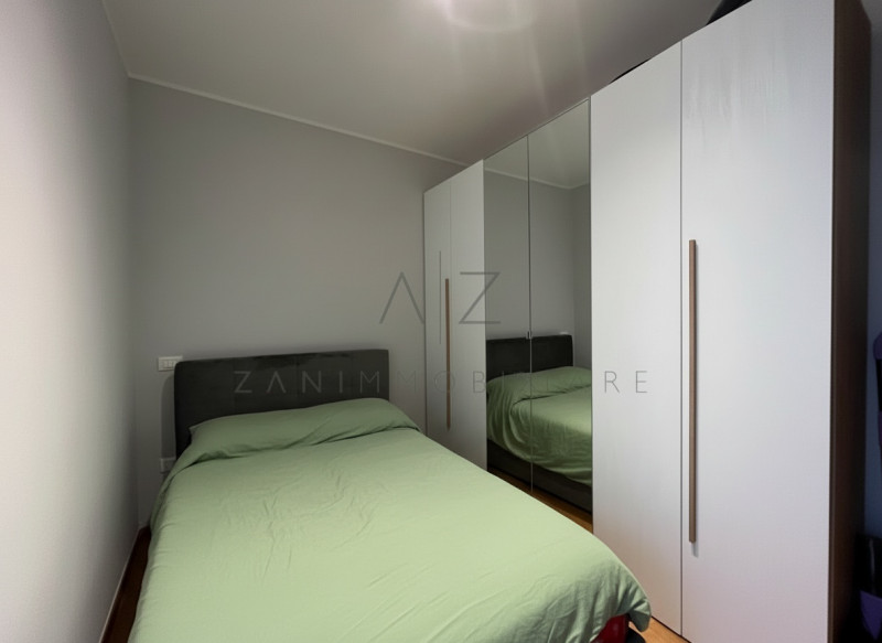 Proponiamo in vendita un raffinato appartamento trilocale di circa 90 mq situato nel comune di Ve...