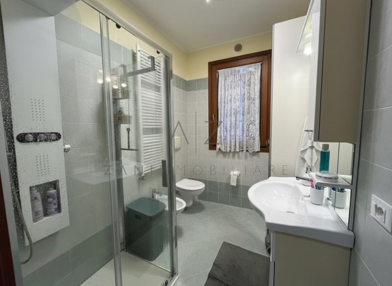 Proponiamo in vendita un raffinato appartamento trilocale di circa 90 mq situato nel comune di Ve...