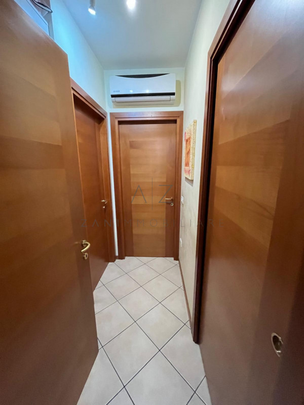 Proponiamo in vendita un raffinato appartamento trilocale di circa 90 mq situato nel comune di Ve...