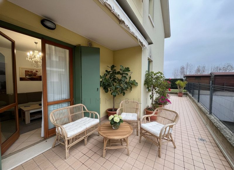 Proponiamo in vendita un raffinato appartamento trilocale di circa 90 mq situato nel comune di Ve...