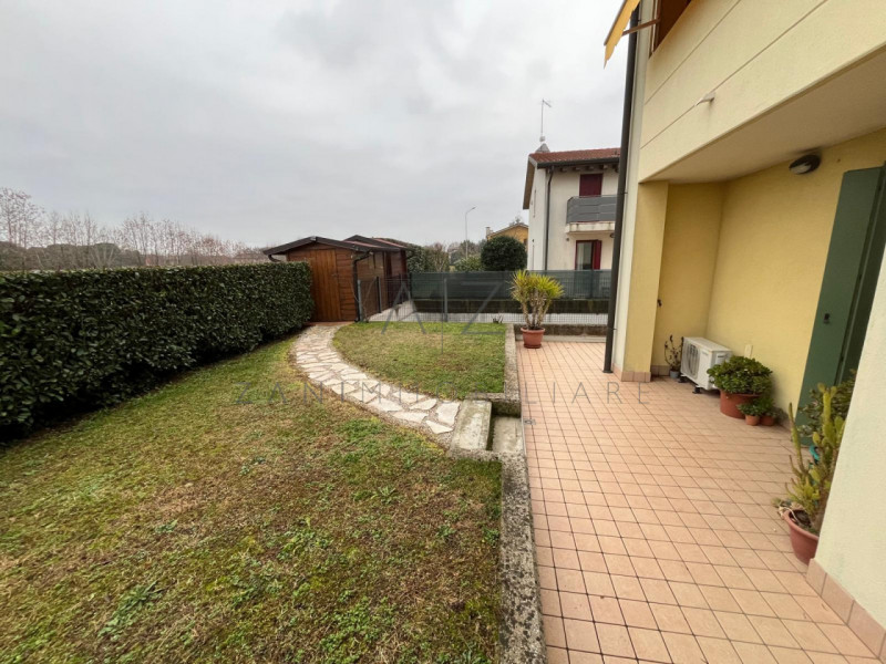 Proponiamo in vendita un raffinato appartamento trilocale di circa 90 mq situato nel comune di Ve...