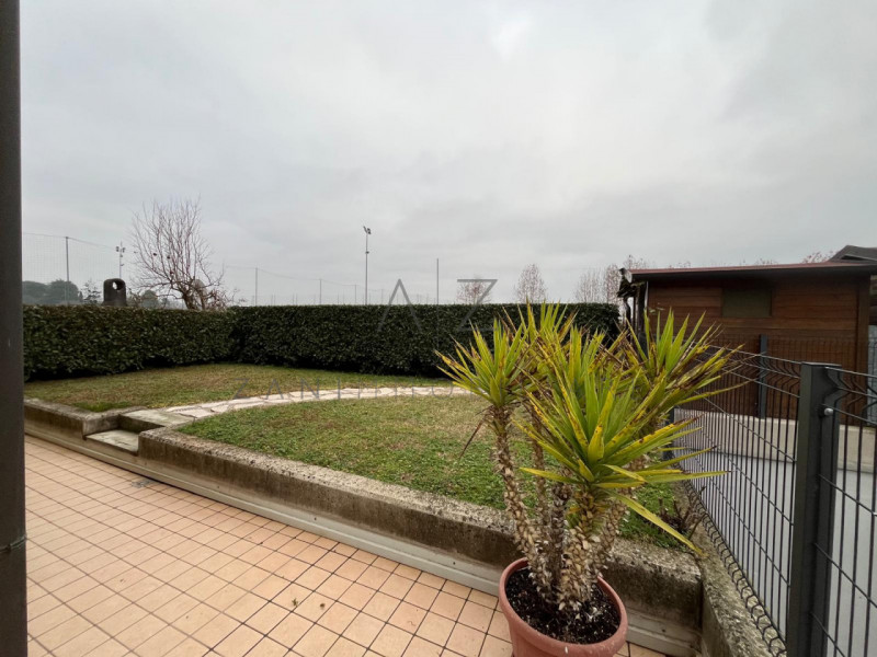 Proponiamo in vendita un raffinato appartamento trilocale di circa 90 mq situato nel comune di Ve...