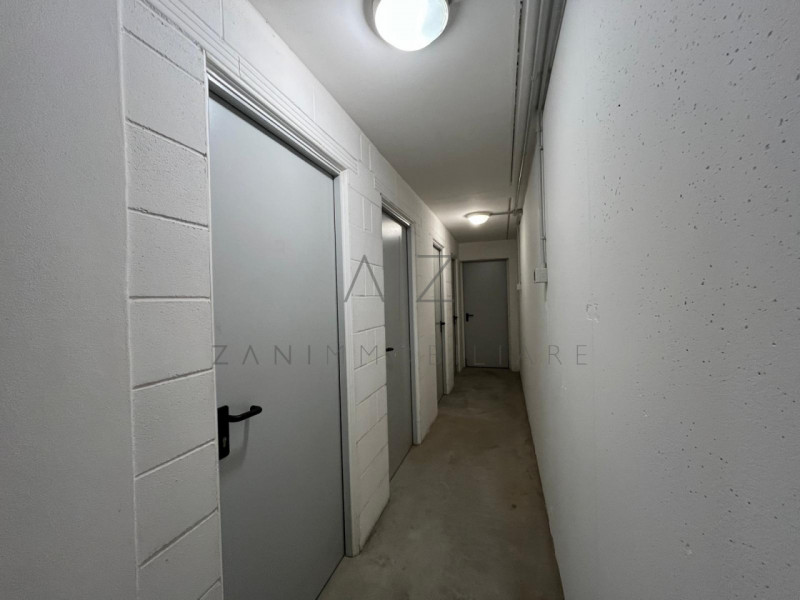 Proponiamo in vendita un raffinato appartamento trilocale di circa 90 mq situato nel comune di Ve...