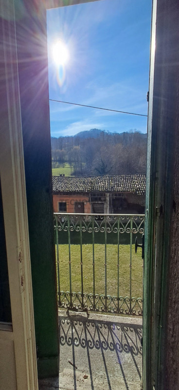 Nel cuore delle prime colline di Leguzzano, dove il panorama mozzafiato si sposa con la tranquill...