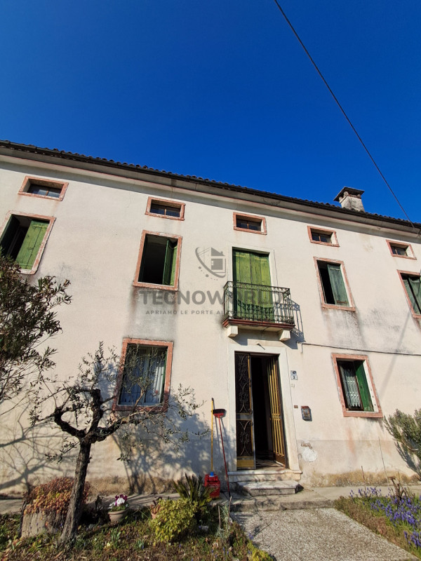 Nel cuore delle prime colline di Leguzzano, dove il panorama mozzafiato si sposa con la tranquill...