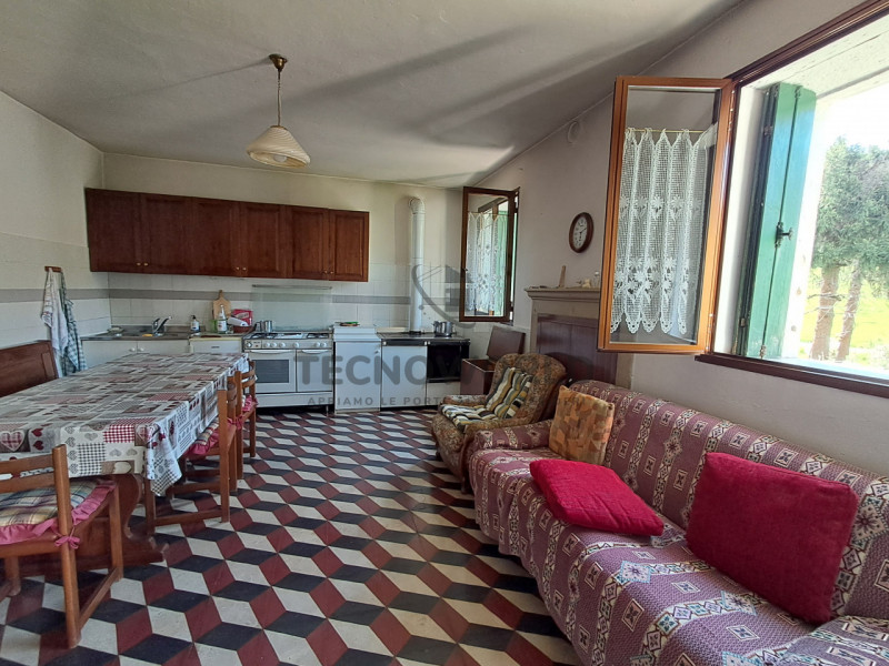 Nel cuore delle prime colline di Leguzzano, dove il panorama mozzafiato si sposa con la tranquill...